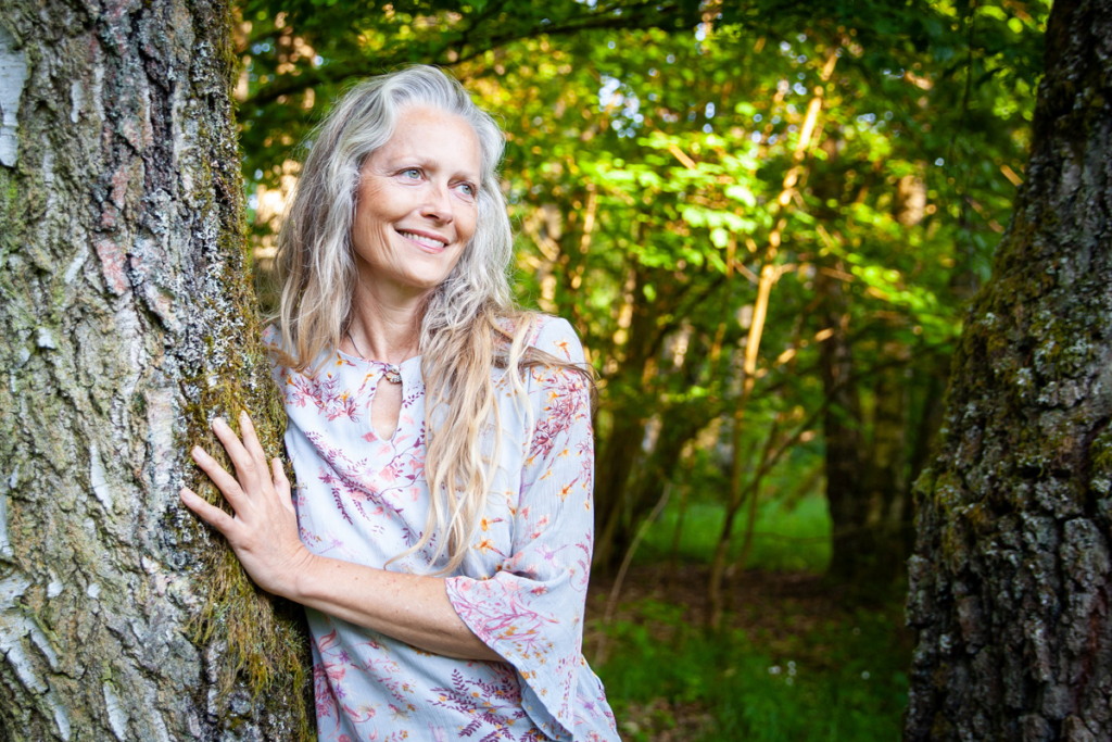 Foto: Gudrun Glemann, an einen Baum gelehnt